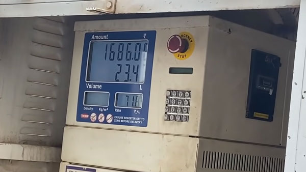 ஒரு ரூபாகூட எக்ஸ்ட்ரா வாங்கல... வீடு தேடி வந்த பெட்ரோல் பங்க்... நம்ப முடியலையா இதோ வீடியோவை பாருங்க... 