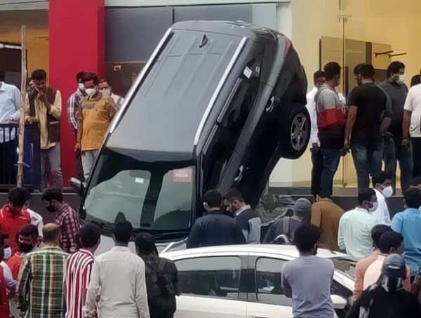 தீபாவளி அதுவும் இப்படியா! ஷோரூம் மாடியில் இருந்து தவறி விழுந்த கியா செல்டோஸ் தீபாவளி அதுவும் இப்படியா! ஷோரூம் மாடியில் இருந்து தவறி விழுந்த கியா செல்டோஸ்