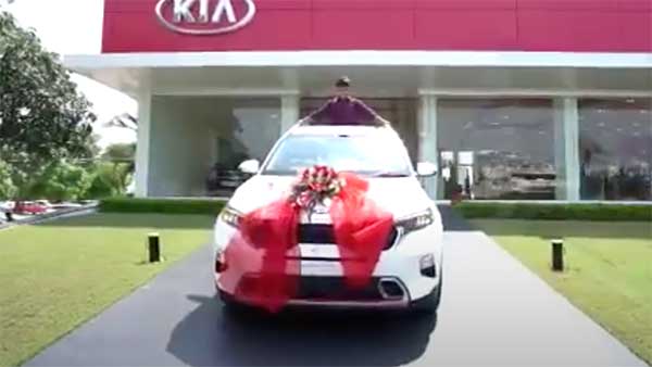 சிறுவனின் பிறந்த நாளுக்காக அசத்தல்... இப்படி ஒரு கார் டெலிவரியை இதற்கு முன் பாத்திருக்க மாட்டீங்க...