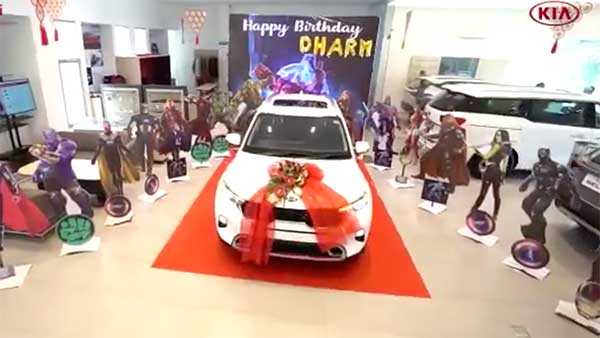 சிறுவனின் பிறந்த நாளுக்காக அசத்தல்... இப்படி ஒரு கார் டெலிவரியை இதற்கு முன் பாத்திருக்க மாட்டீங்க...