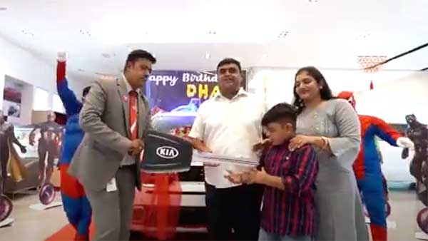 சிறுவனின் பிறந்த நாளுக்காக அசத்தல்... இப்படி ஒரு கார் டெலிவரியை இதற்கு முன் பாத்திருக்க மாட்டீங்க...