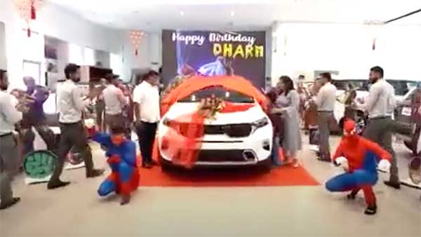 சிறுவனின் பிறந்த நாளுக்காக அசத்தல்... இப்படி ஒரு கார் டெலிவரியை இதற்கு முன் பாத்திருக்க மாட்டீங்க...