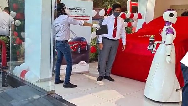 கேரளாவில் அதிசயம்... வாடிக்கையாளருக்கு பதில் காரை டெலிவரி எடுத்த ரோபோ... சிட்டி மாதிரி செமயா இருக்கு