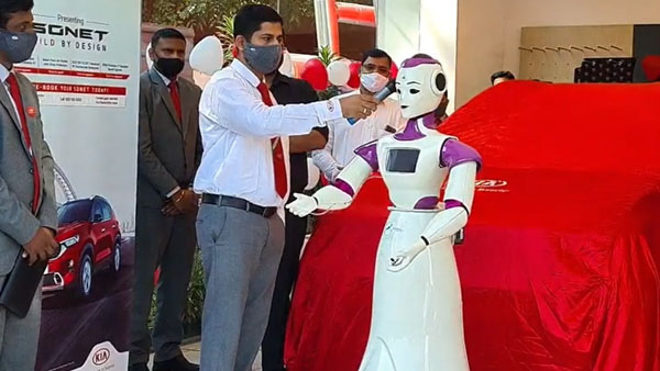 கேரளாவில் அதிசயம்... வாடிக்கையாளருக்கு பதில் காரை டெலிவரி எடுத்த ரோபோ... சிட்டி மாதிரி செமயா இருக்கு