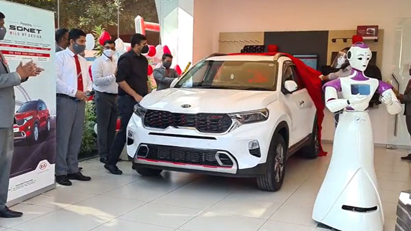 கேரளாவில் அதிசயம்... வாடிக்கையாளருக்கு பதில் காரை டெலிவரி எடுத்த ரோபோ... சிட்டி மாதிரி செமயா இருக்கு