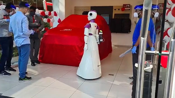 கேரளாவில் அதிசயம்... வாடிக்கையாளருக்கு பதில் காரை டெலிவரி எடுத்த ரோபோ... சிட்டி மாதிரி செமயா இருக்கு