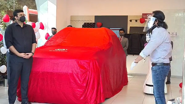 கேரளாவில் அதிசயம்... வாடிக்கையாளருக்கு பதில் காரை டெலிவரி எடுத்த ரோபோ... சிட்டி மாதிரி செமயா இருக்கு