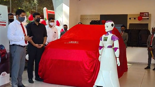 கேரளாவில் அதிசயம்... வாடிக்கையாளருக்கு பதில் காரை டெலிவரி எடுத்த ரோபோ... சிட்டி மாதிரி செமயா இருக்கு