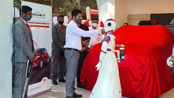 கேரளாவில் அதிசயம்... வாடிக்கையாளருக்கு பதில் காரை டெலிவரி எடுத்த ரோபோ... சிட்டி மாதிரி செமயா இருக்கு