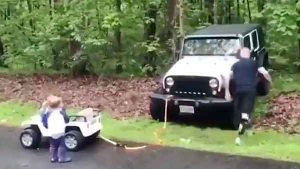 பிரம்மாண்டமான பெரிய காரை சிறிய பொம்மை காரால் மீட்ட சிறுவன்! சாத்தியப்படுத்திய தந்தை... க்யூட் வீடியோ