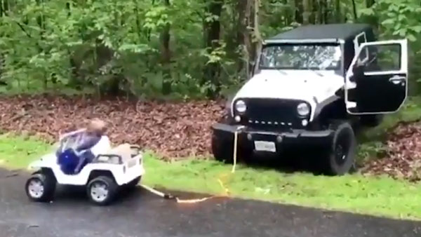 பிரம்மாண்டமான பெரிய காரை சிறிய பொம்மை காரால் மீட்ட சிறுவன்! சாத்தியப்படுத்திய தந்தை... க்யூட் வீடியோ