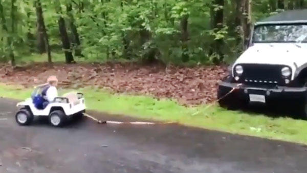 பிரம்மாண்டமான பெரிய காரை சிறிய பொம்மை காரால் மீட்ட சிறுவன்! சாத்தியப்படுத்திய தந்தை... க்யூட் வீடியோ