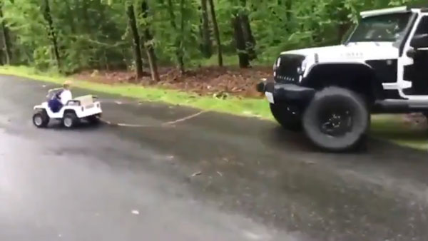 பிரம்மாண்டமான பெரிய காரை சிறிய பொம்மை காரால் மீட்ட சிறுவன்! சாத்தியப்படுத்திய தந்தை... க்யூட் வீடியோ