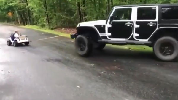 பிரம்மாண்டமான பெரிய காரை சிறிய பொம்மை காரால் மீட்ட சிறுவன்! சாத்தியப்படுத்திய தந்தை... க்யூட் வீடியோ