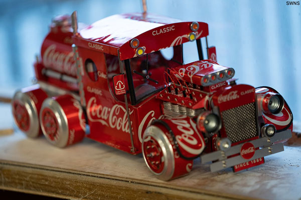 காலி பாட்டிலை கொண்டு இப்படியும் செய்யலாமா?.. இதை இப்படி உருவாக்கியவர் யார் என தெரிஞ்சா மெர்சலாயிடுவீங்க!