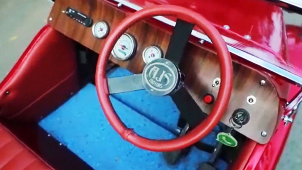 சீன தயாரிப்பு வேண்டாம்... மகளின் ஆசைக்காக குட்டி விண்டேஜ் காரை உருவாக்கிய தந்தை... சூப்பரா ஓடுது...