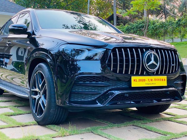 புதிய பென்ஸ் காரின் பதிவெண்ணிற்காக பல லட்சங்களை வாரி இறைத்த இளைஞர்கள்... வாயடைத்து நிற்கும் கடவுளின் தேசம்... எவ்வளவு தெரியுமா? புதிய பென்ஸ் காரின் பதிவெண்ணிற்காக பல லட்சங்களை வாரி இறைத்த இளைஞர்கள்... வாயடைத்து நிற்கும் கடவுளின் தேசம்... எவ்வளவு தெரியுமா?