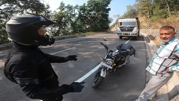 ஹோண்டா பைக்கை தாறுமாறான வேகத்தில் துரத்திய லாரி டிரைவர்... அப்புறம் நடந்ததுதான் கெத்தான சம்பவம்...
