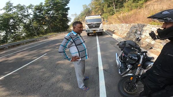 ஹோண்டா பைக்கை தாறுமாறான வேகத்தில் துரத்திய லாரி டிரைவர்... அப்புறம் நடந்ததுதான் கெத்தான சம்பவம்...