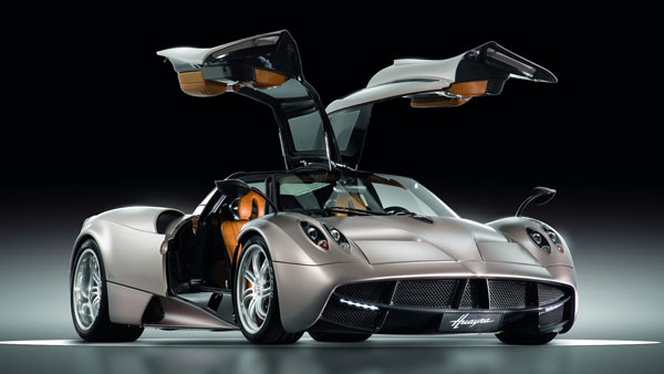 ரூ.25 கோடி மதிப்புள்ள பகானி ஹைப்பர்கார்!! விபத்தில் சிக்கி சாலையில் சுக்குநூறாக கிடக்கும் அவலம்!