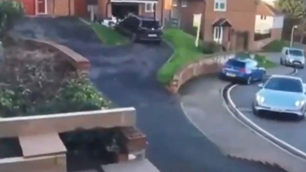 காரை பார்க் செய்யும்போது கவனம் தேவை... இல்லனா இப்படிதான் நடக்கும்! போர்ஷே காருக்கு நேர்ந்த சோகம்!