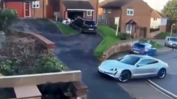 காரை பார்க் செய்யும்போது கவனம் தேவை... இல்லனா இப்படிதான் நடக்கும்! போர்ஷே காருக்கு நேர்ந்த சோகம்!