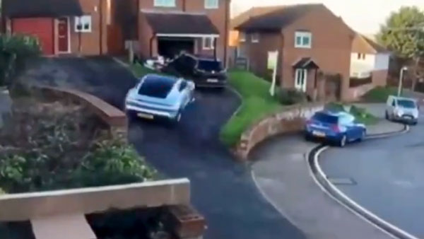 காரை பார்க் செய்யும்போது கவனம் தேவை... இல்லனா இப்படிதான் நடக்கும்! போர்ஷே காருக்கு நேர்ந்த சோகம்!