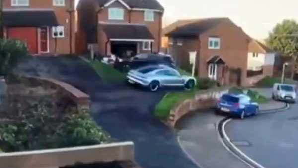 காரை பார்க் செய்யும்போது கவனம் தேவை... இல்லனா இப்படிதான் நடக்கும்! போர்ஷே காருக்கு நேர்ந்த சோகம்!