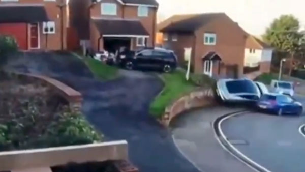 காரை பார்க் செய்யும்போது கவனம் தேவை... இல்லனா இப்படிதான் நடக்கும்! போர்ஷே காருக்கு நேர்ந்த சோகம்!