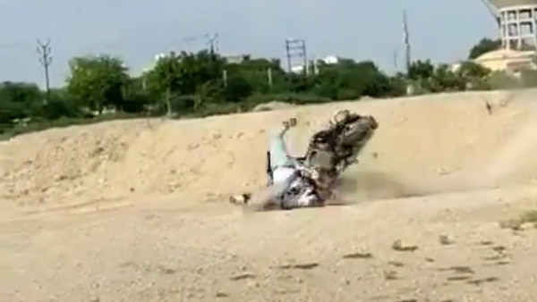 புல்லட் பைக்கில் மணல்மேட்டின் மீது ஜம்ப் செய்த இளைஞர்கள்... கீழே விழுந்ததுதான் மிச்சம்... வீடியோ!