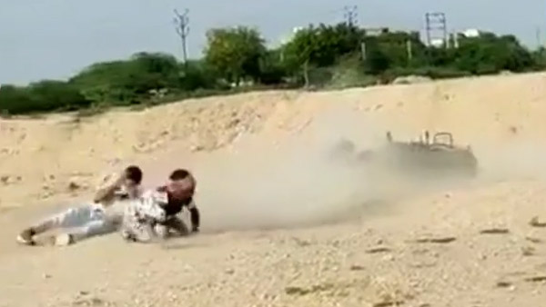 புல்லட் பைக்கில் மணல்மேட்டின் மீது ஜம்ப் செய்த இளைஞர்கள்... கீழே விழுந்ததுதான் மிச்சம்... வீடியோ!