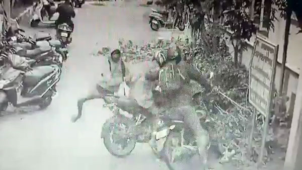 சினிமாலகூட இப்படி நடந்திருக்குமா தெரியல..? திருடர்களை பிடிக்க ஹீரோயிஸம் காட்டிய சென்னை போலீஸ்... மிரட்டும் வீடியோ!