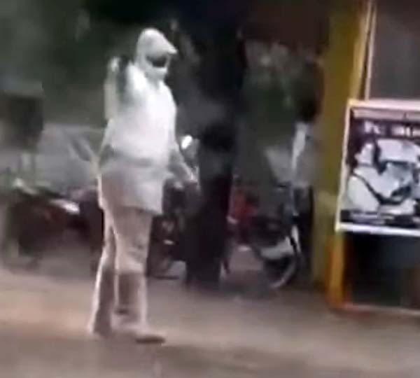 கொட்டும் மழையில் 4 மணி நேரம் போக்குவரத்தை ஒழுங்குபடுத்திய காவலர்... எஸ்பி கொடுத்த சர்ப்ரைஸ்... கொட்டும் மழையில் 4 மணி நேரம் போக்குவரத்தை ஒழுங்குபடுத்திய காவலர்... எஸ்பி கொடுத்த சர்ப்ரைஸ்...