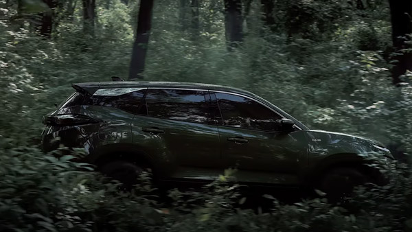 சாஃபாரி பிரியர்களுக்காக டாடாவின் ஹெரியர் கேமோ கார்!! அதே பச்சை நிறத்தில் விற்பனைக்கு வந்தது சாஃபாரி பிரியர்களுக்காக டாடாவின் ஹெரியர் கேமோ கார்!! அதே பச்சை நிறத்தில் விற்பனைக்கு வந்தது