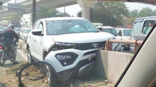 பத்திரமாக வெளியே வந்த பயணிகள்... மீண்டும் ஒரு முறை வலுவான கட்டுமான தரத்தை நிரூபித்த டாடா கார்...