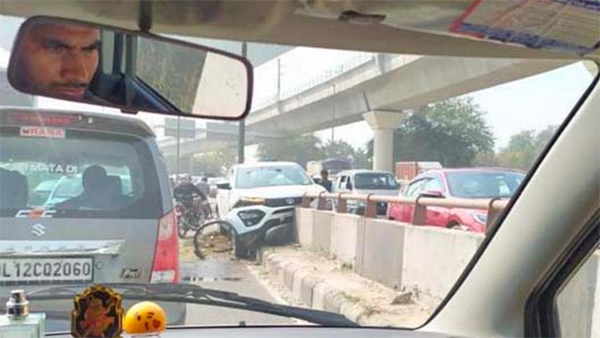 பத்திரமாக வெளியே வந்த பயணிகள்... மீண்டும் ஒரு முறை வலுவான கட்டுமான தரத்தை நிரூபித்த டாடா கார்...