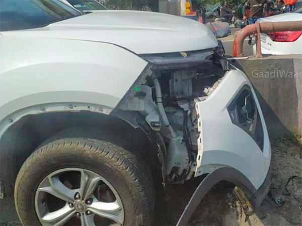 பத்திரமாக வெளியே வந்த பயணிகள்... மீண்டும் ஒரு முறை வலுவான கட்டுமான தரத்தை நிரூபித்த டாடா கார்...