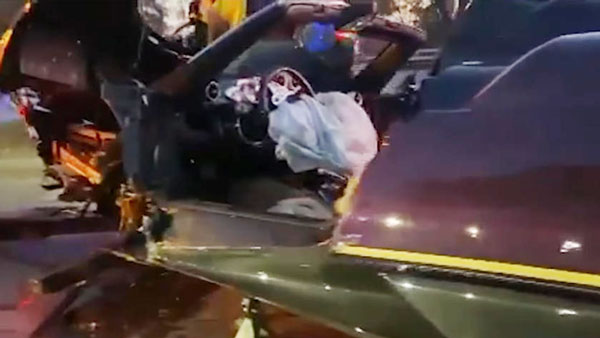 ரூ.25 கோடி மதிப்புள்ள பகானி ஹைப்பர்கார்!! விபத்தில் சிக்கி சாலையில் சுக்குநூறாக கிடக்கும் அவலம்!