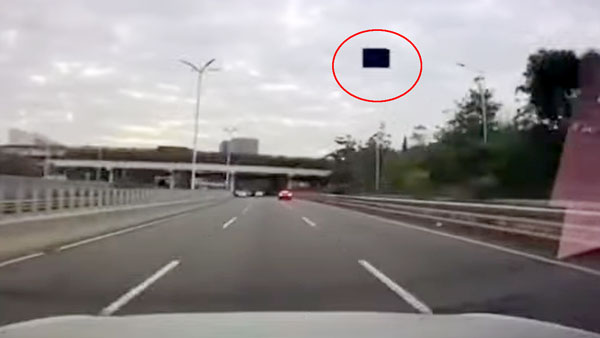 அதி வேகத்தில் சென்ற கார்... திடீரென காற்றில் பறந்த மேற்கூரை... அடுத்து என்ன நடந்தது? வீடியோ!