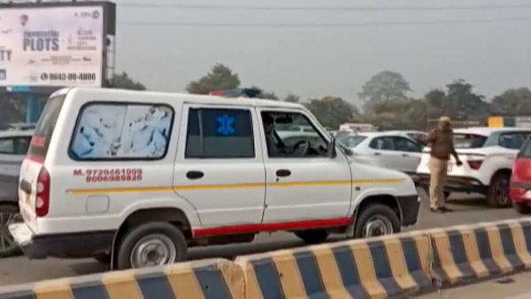 கடுமையான போக்குவரத்து நெரிசலில் சிக்கி கொண்ட ஆம்புலன்ஸ்... காவலர்கள் செய்த காரியத்திற்கு குவியும் பாராட்டு...