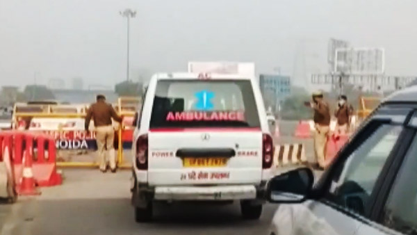 கடுமையான போக்குவரத்து நெரிசலில் சிக்கி கொண்ட ஆம்புலன்ஸ்... காவலர்கள் செய்த காரியத்திற்கு குவியும் பாராட்டு...