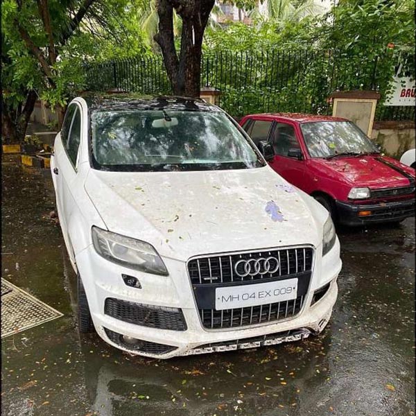 இந்த கார்களை கைவிட எப்படிதான் மனசு வந்துச்சோ... வெளிநாடுகளில் இருந்து இறக்குமதி செய்யப்பட்ட கார்களுக்கு இப்படி ஒரு நிலைமையா?