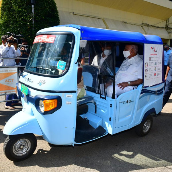 மின்சார ஆட்டோவில் சவாரி செய்த கர்நாடகா முதலமைச்சர்... எதுக்காக இந்த சவாரி தெரியுமா? மின்சார ஆட்டோவில் சவாரி செய்த கர்நாடகா முதலமைச்சர்... எதுக்காக இந்த சவாரி தெரியுமா?