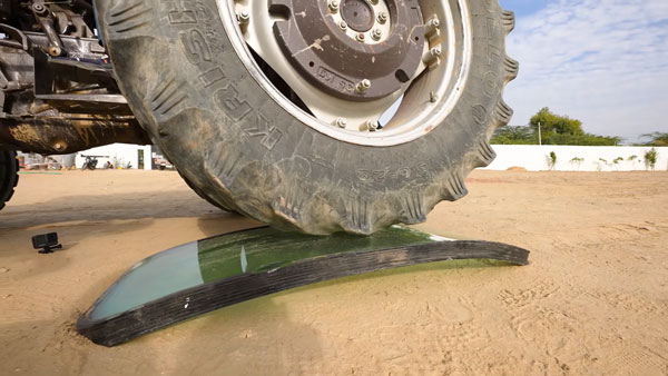 புல்லட் ப்ரூஃப் கண்ணாடியும், மஹிந்திரா தயாரிப்புகளும்... எது வலுவானது? வாருங்கள் வீடியோவில் பார்க்கலாம்...