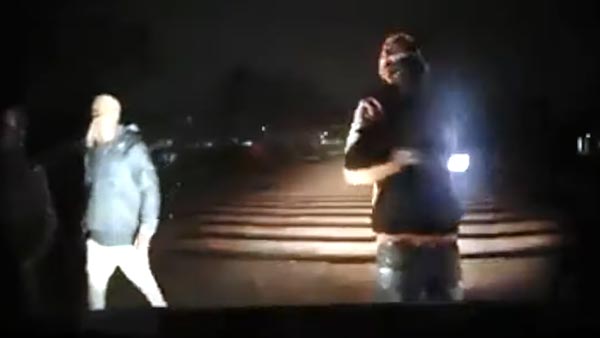 ஆள் நடமாட்டம் இல்லாத சாலையில் நள்ளிரவில் நடந்த திகில் சம்பவம்... கார் டேஷ்போர்டு கேமராவில் பதிவான ஷாக் வீடியோ