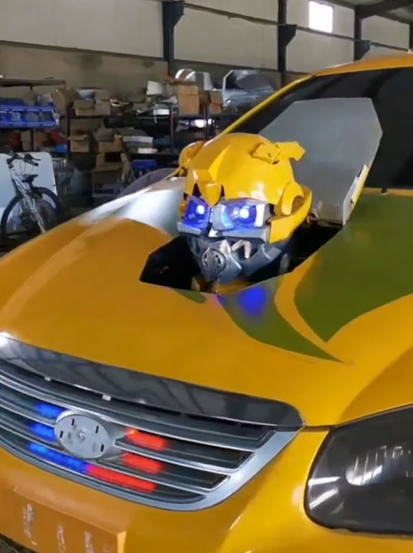 பழைய கார்களுக்கு மனித உருவம் கொடுத்த சீனர்... டிரான்ஸ்ஃபார்மர் பட வெறியரா இருப்பார் போல... எத்தன கார மாத்தியிருக்காரு!!