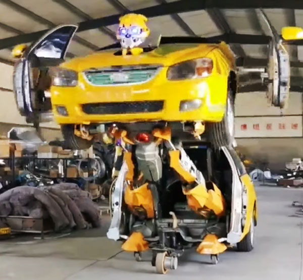 பழைய கார்களுக்கு மனித உருவம் கொடுத்த சீனர்... டிரான்ஸ்ஃபார்மர் பட வெறியரா இருப்பார் போல... எத்தன கார மாத்தியிருக்காரு!!