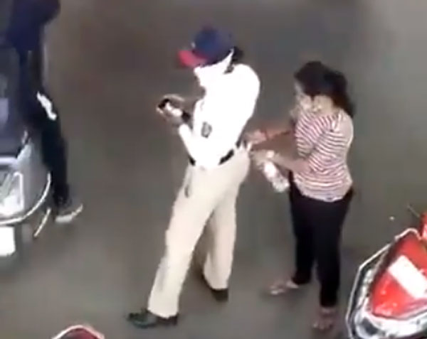 இளம்பெண்ணிடம் இருந்து நைசாக லஞ்சம் வாங்கிய பெண் போலீஸ்... வீடியோவை பார்த்தால் ஷாக் ஆயிருவீங்க...