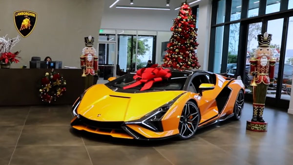 வட அமெரிக்காவையே மிரள வைத்த கார் டெலிவரி நிகழ்வு... இப்படி ஒரு டெலிவரியை அந்த நாடே பார்த்ததில்லையாம்!!