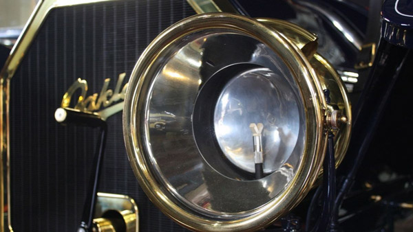 ஹெட்லேம்பிற்கு பதிலாக பேட்டரி லைட்டை பயன்படுத்திய இளைஞர்... இவருக்கு போலீஸ் கொடுத்த பரிசு என்ன தெரியுமா?